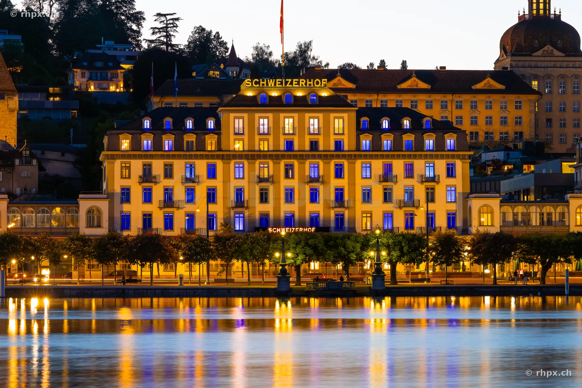 Hotel Schweizerhof am Ufer des Vierwaldstättersees in Luzern bei Nacht