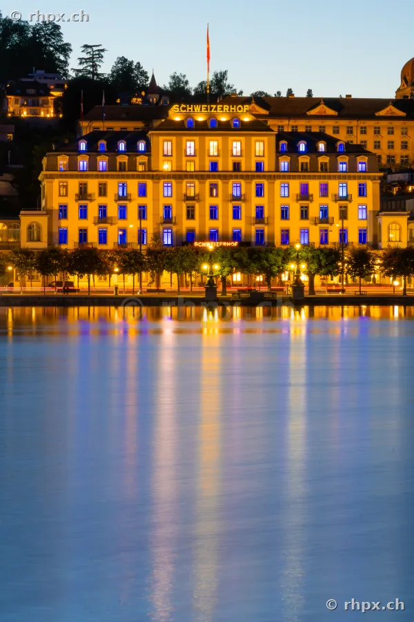 Hotel Schweizerhof am Ufer des Vierwaldstättersees in Luzern bei Nacht