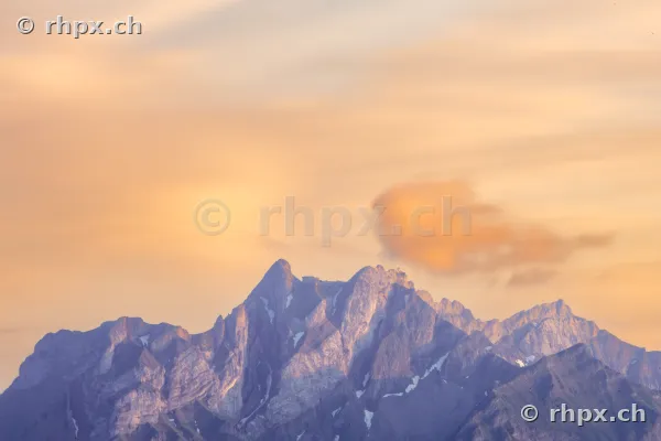 Bergmassiv des Pilatus in der Zentralschweiz bei goldener Abendstimmung