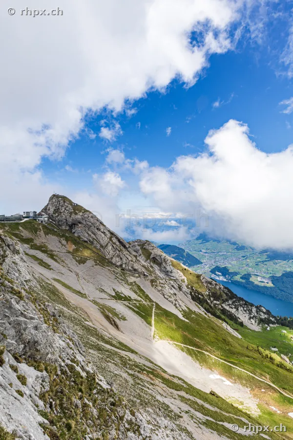 Blick auf den Gipfelbereich des Pilatus mit Wanderwegen und Blick auf den Vierwaldstättersee