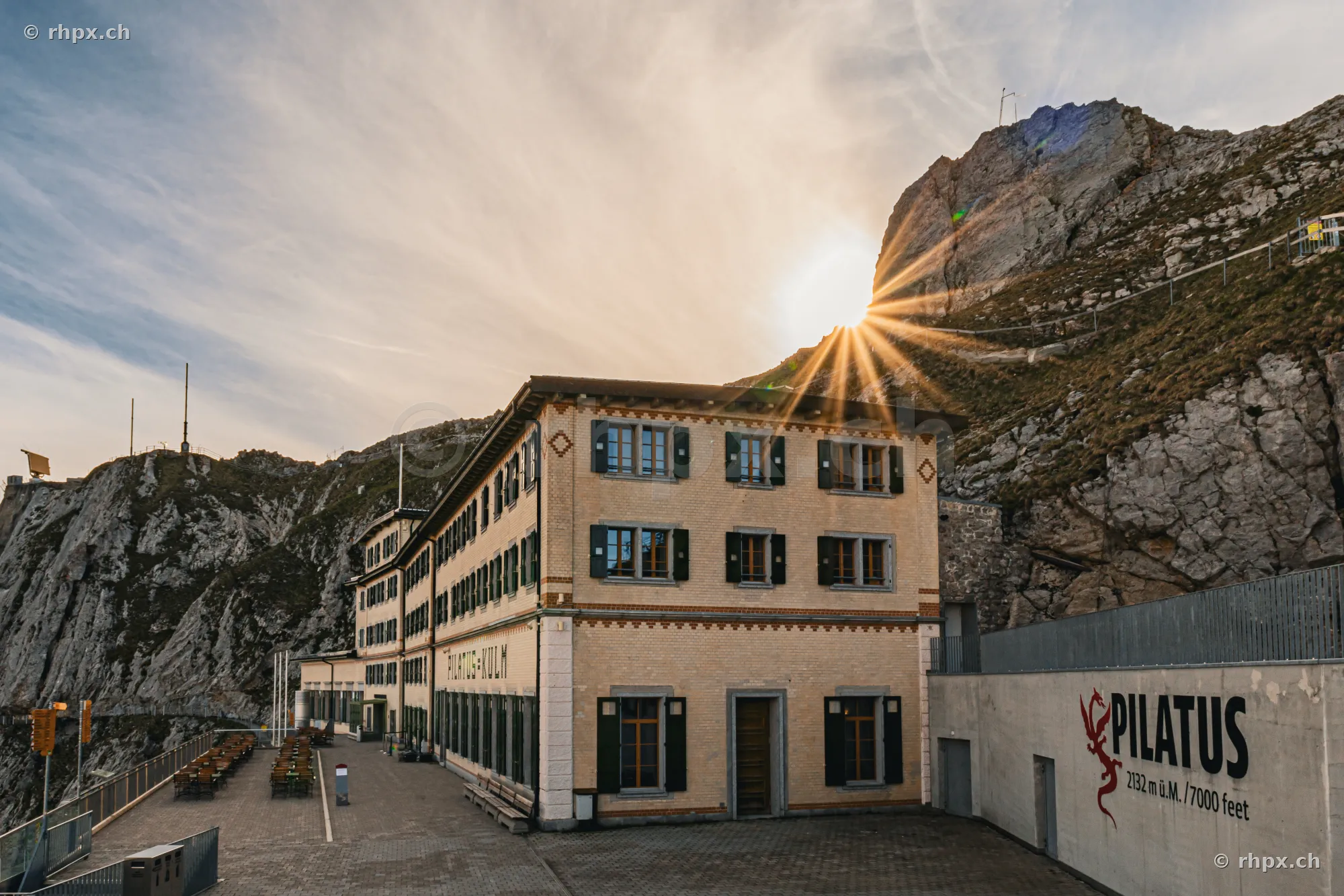 Hotel Pilatus-Kulm vor der Felswand des Pilatusgipfels bei Sonnenuntergang