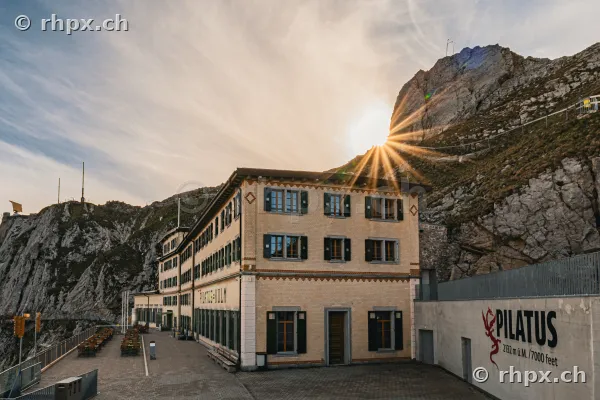 Hotel Pilatus-Kulm vor der Felswand des Pilatusgipfels bei Sonnenuntergang