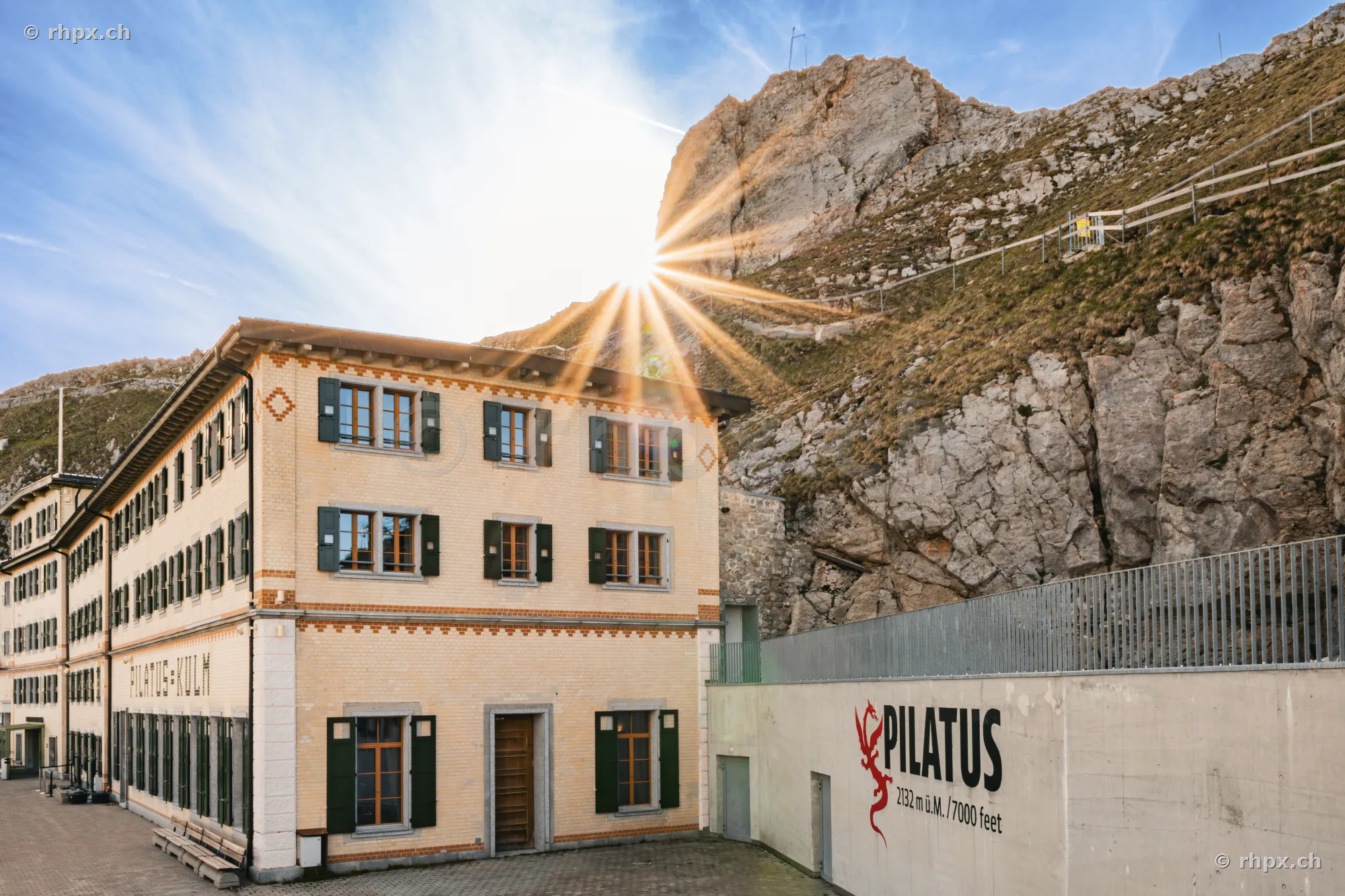 Hotel Pilatus-Kulm vor Felswand mit Sonneneinstrahlung