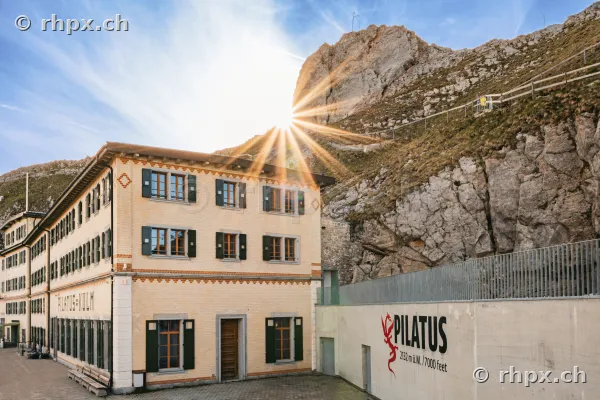 Hotel Pilatus-Kulm vor Felswand mit Sonneneinstrahlung