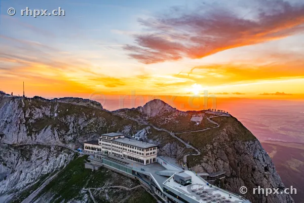 Blick auf das Hotel Pilatus-Kulm und den Gipfelbereich bei goldenem Sonnenuntergang
