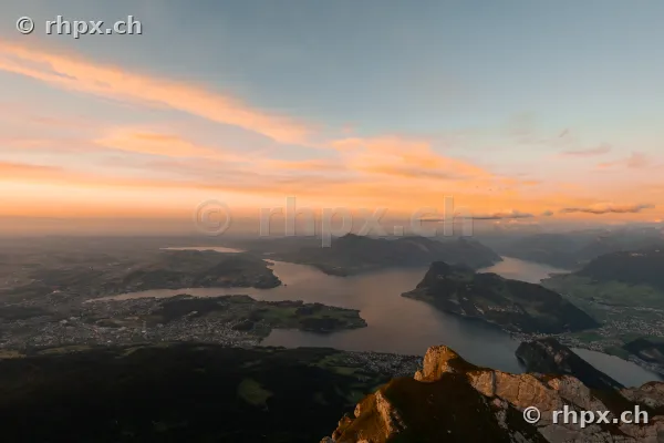 Blick vom Pilatus auf den Vierwaldstättersee während des Sonnenuntergangs
