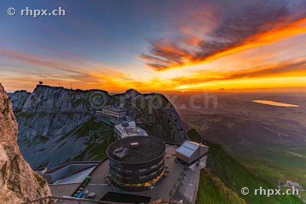 Blick von oben auf die Gipfelbauten des Pilatus bei goldener Abenddämmerung