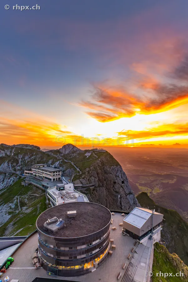 Blick von oben auf die Gebäude auf dem Pilatus Kulm bei Sonnenuntergang