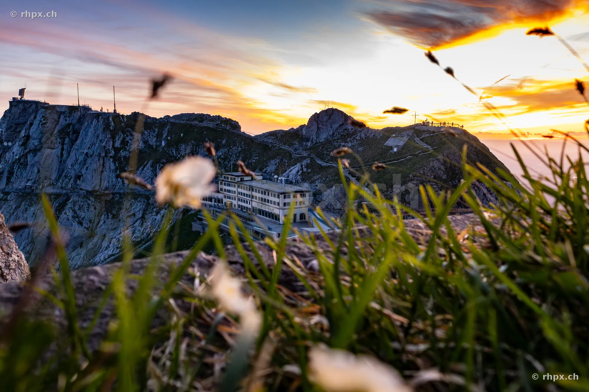 Blick auf das Hotel Bellevue und den Gipfel des Pilatus bei Sonnenuntergang