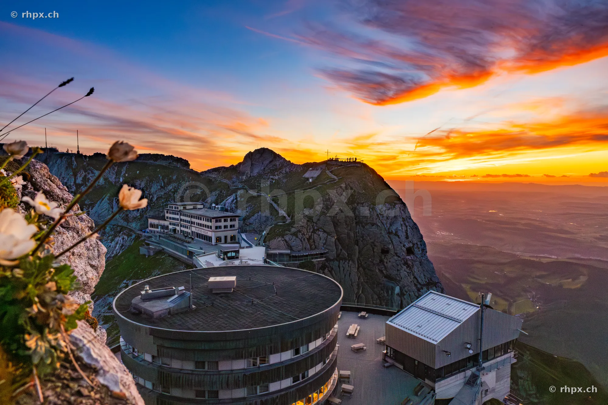 Blick auf das Hotel Bellevue und die Felsformationen des Pilatus bei Sonnenuntergang