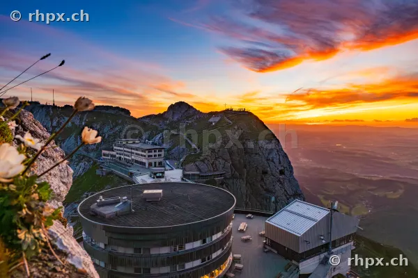 Blick auf das Hotel Bellevue und die Felsformationen des Pilatus bei Sonnenuntergang