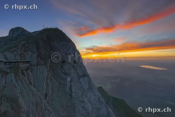 Blick auf den schroffen Pilatus-Gipfel bei Sonnenuntergang mit farbigem Himmel