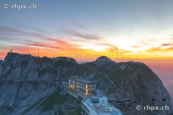 Blick auf das Hotel Pilatus-Kulm bei Abendrot