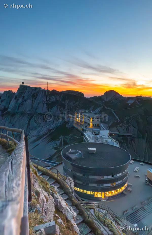 Blick auf das Hotel Pilatus-Kulm und den Gipfel des Pilatus bei Sonnenuntergang