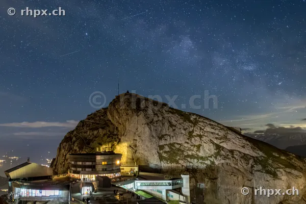 Nächtliche Ansicht des Hotels Pilatus Kulm vor einem Sternenhimmel mit Milchstrasse