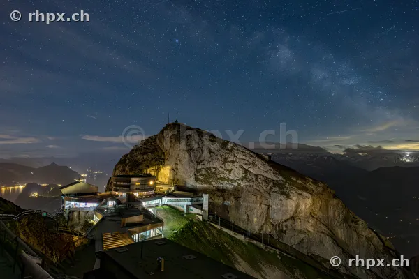 Nächtliche Ansicht der Bergstation Pilatus Kulm unter einem Sternenhimmel mit Milchstrasse