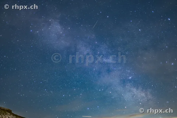 Nachtaufnahme mit Sternenhimmel über der Silhouette des Berges Pilatus