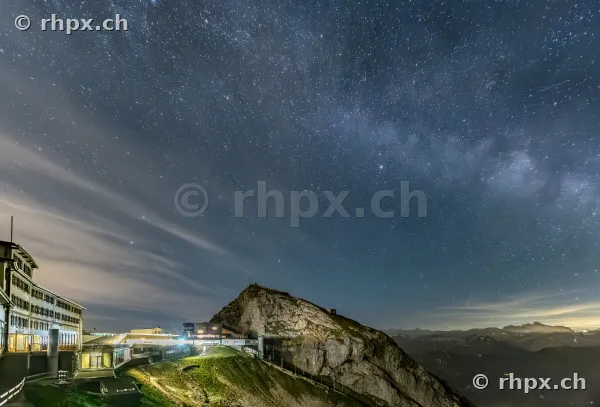 Nächtliche Aussicht auf den Pilatus Gipfel und das Hotelgebäude unter dem Sternenhimmel.