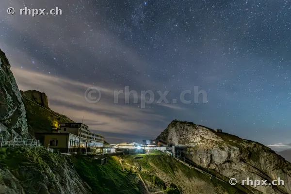 Das beleuchtete Hotel Pilatus-Kulm vor einem nächtlichen Sternenhimmel in der Zentralschweiz.