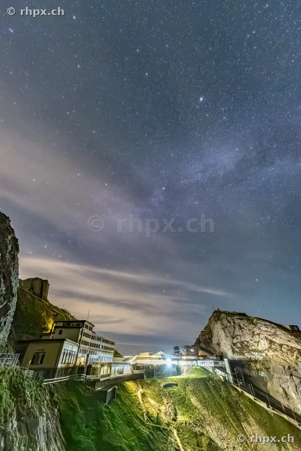Nächtliche Ansicht der Hotelanlage auf dem Pilatus unter einem klaren Sternenhimmel mit sichtbarer Milchstrasse.