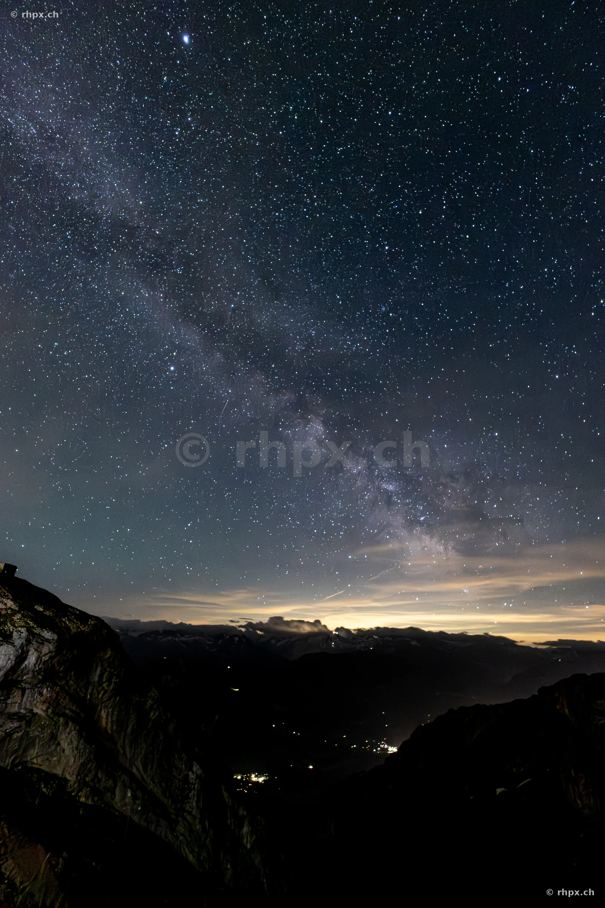 Blick auf das nächtliche Gebirgsmassiv des Pilatus unter dem Band der Milchstrasse.