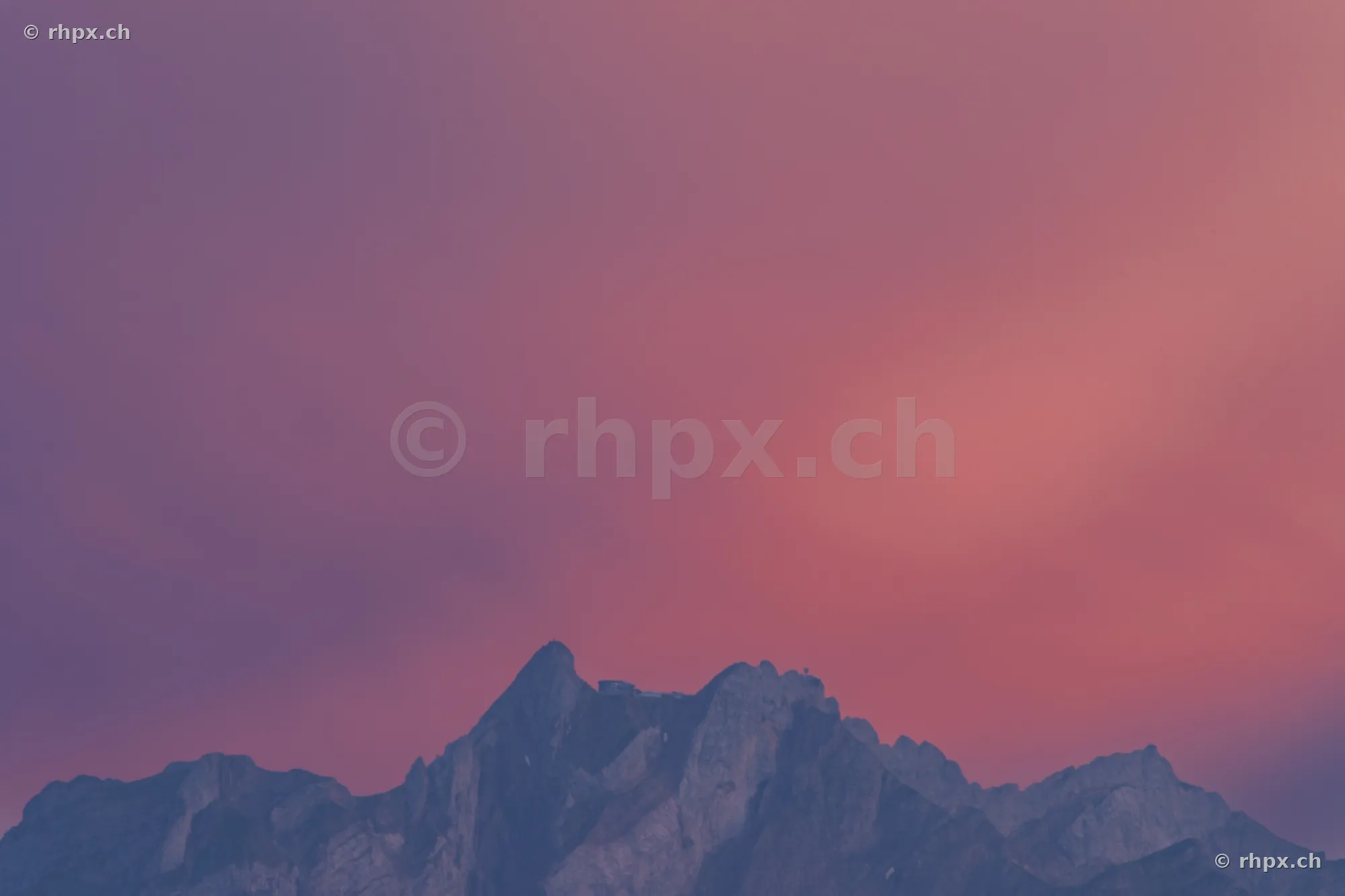 Silhouette des Pilatus Gebirgsmassivs vor einem rosa Abendhimmel