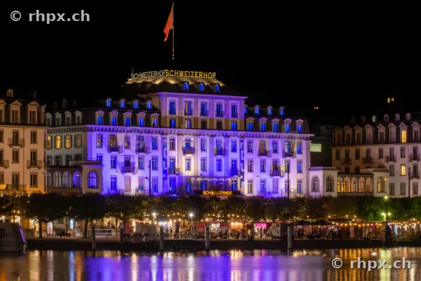 Hotel Schweizerhof in Luzern nachts beleuchtet, direkt am See gelegen.