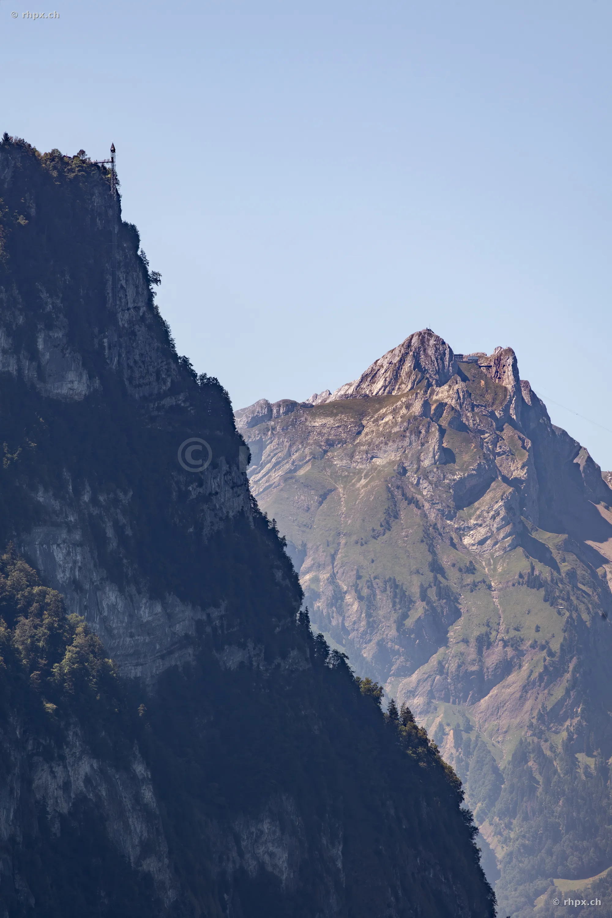 Felsige Gebirgslandschaft mit Blick auf das Pilatusmassiv bei hellem Tageslicht.