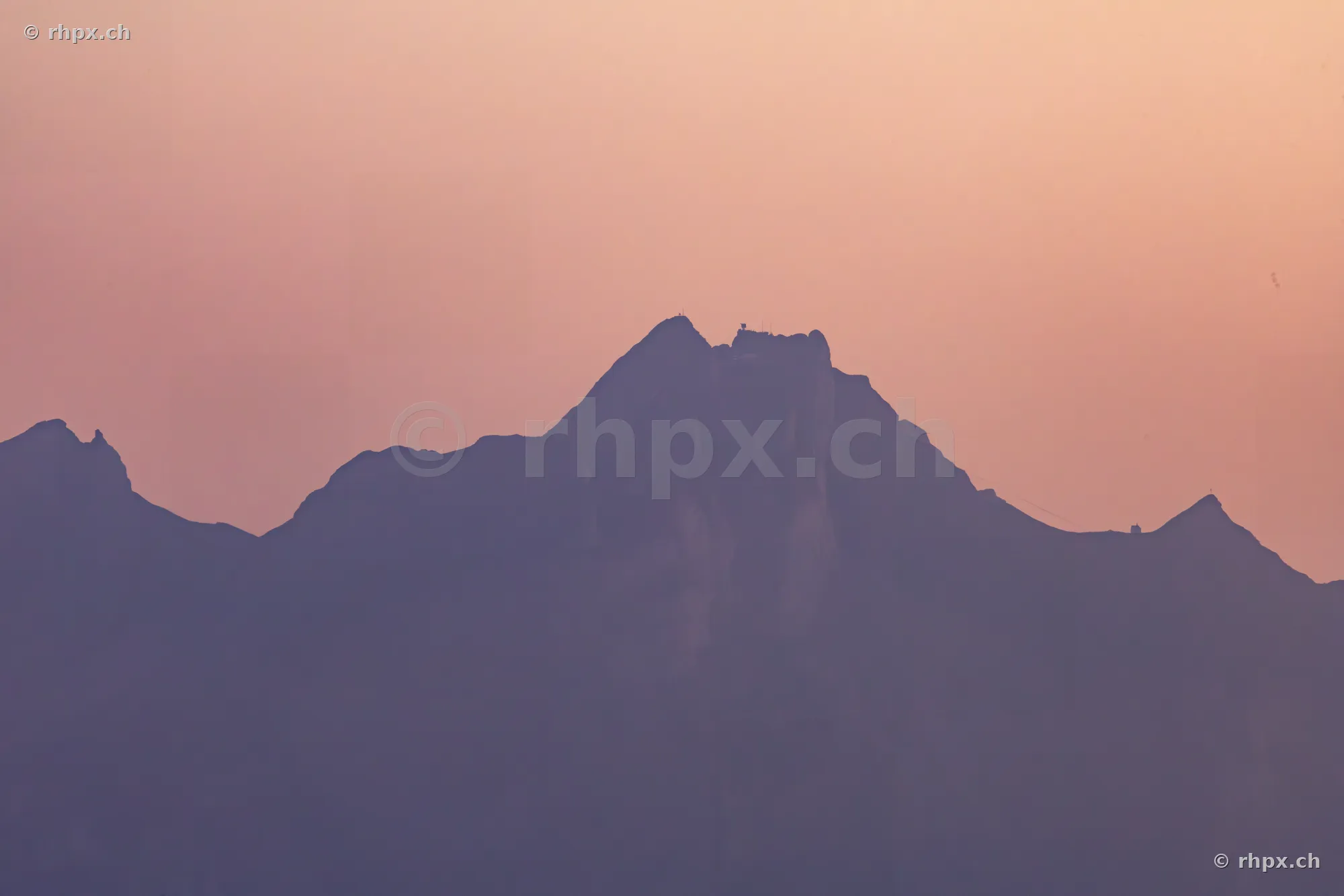 Dunkle Silhouette des Berges Pilatus vor einem sanft gefärbten Abendhimmel