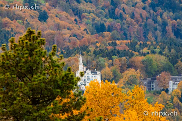 Schloss Gütsch eingebettet in einen herbstlich gefärbten Wald oberhalb von Luzern