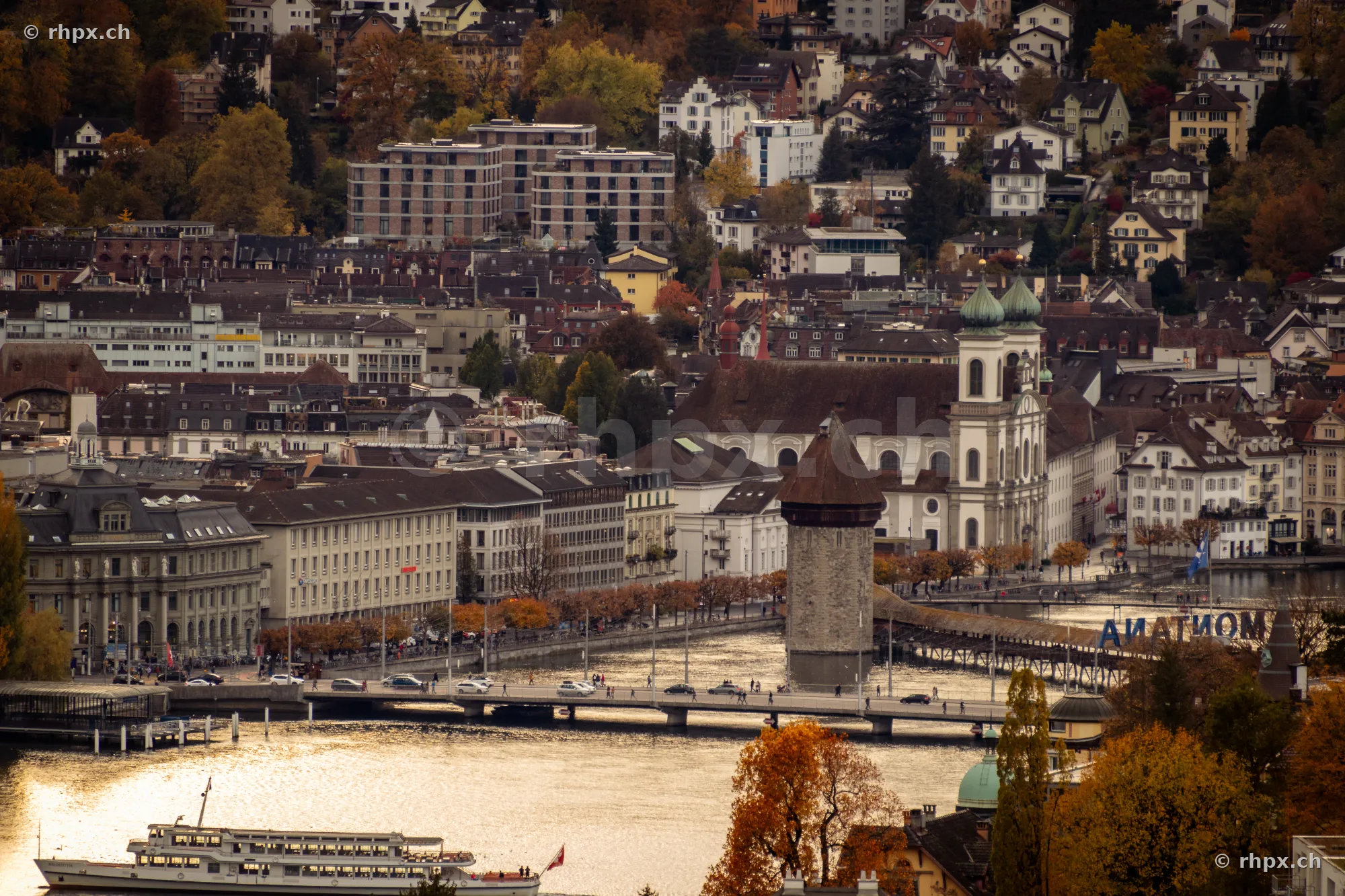 Blick von oben auf die Luzerner Altstadt mit Jesuitenkirche, Kapellbrücke und Reuss