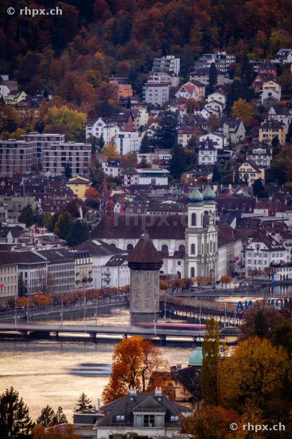 Blick über die Stadt Luzern mit Hofkirche und Kapellbrücke im Herbst