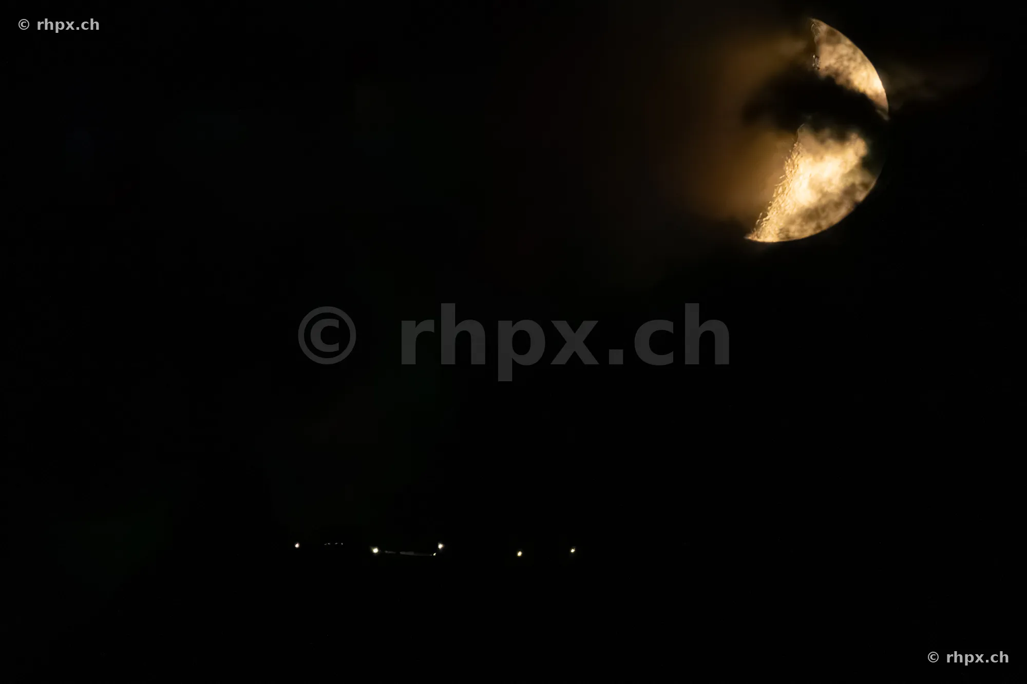 Vollmond hinter Wolken über dem dunklen Pilatus