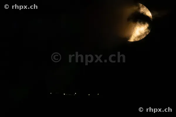 Vollmond hinter Wolken über dem dunklen Pilatus