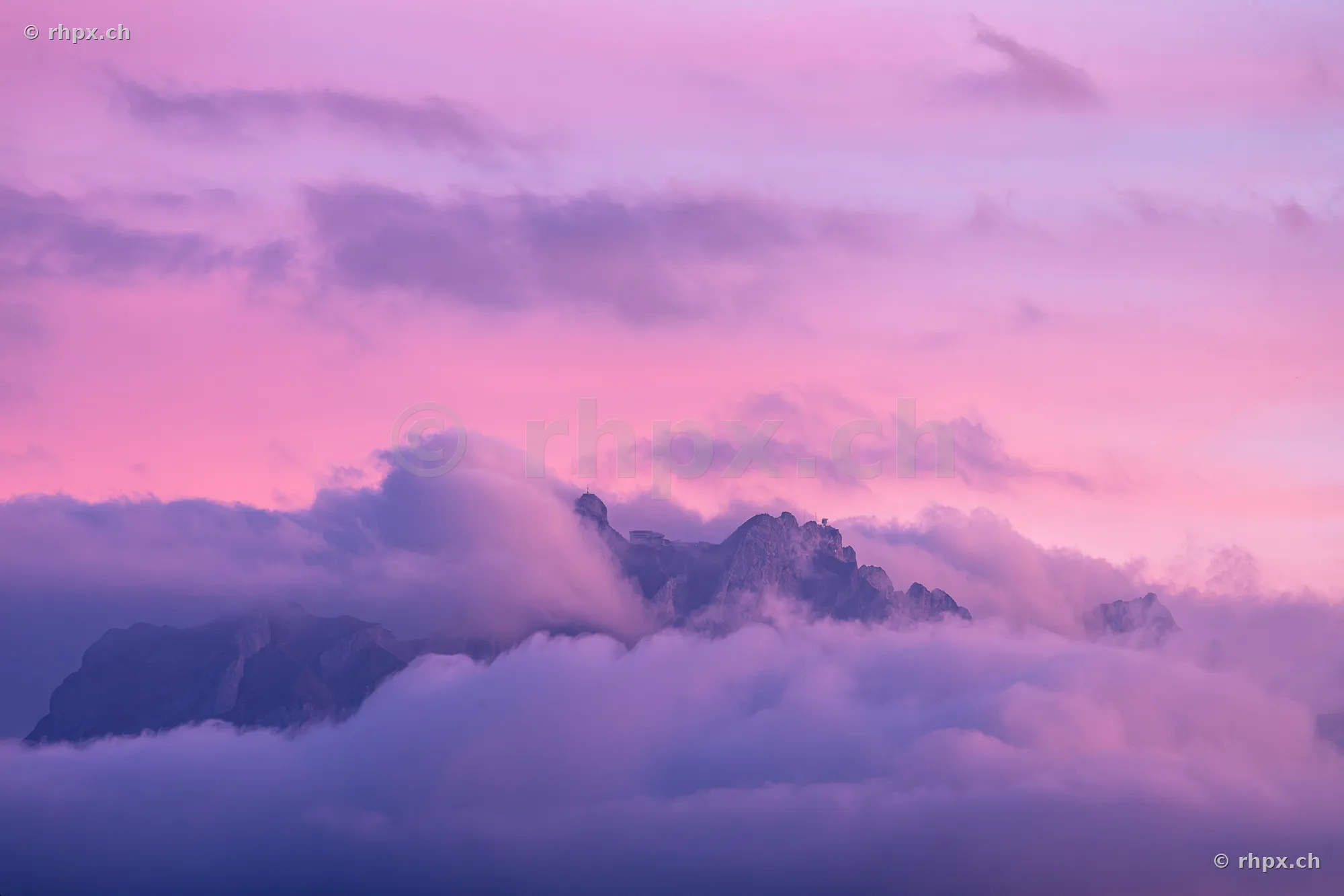 Der in Wolken gehüllte Pilatus bei violettem Abendlicht