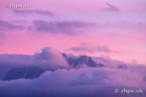 Der in Wolken gehüllte Pilatus bei violettem Abendlicht