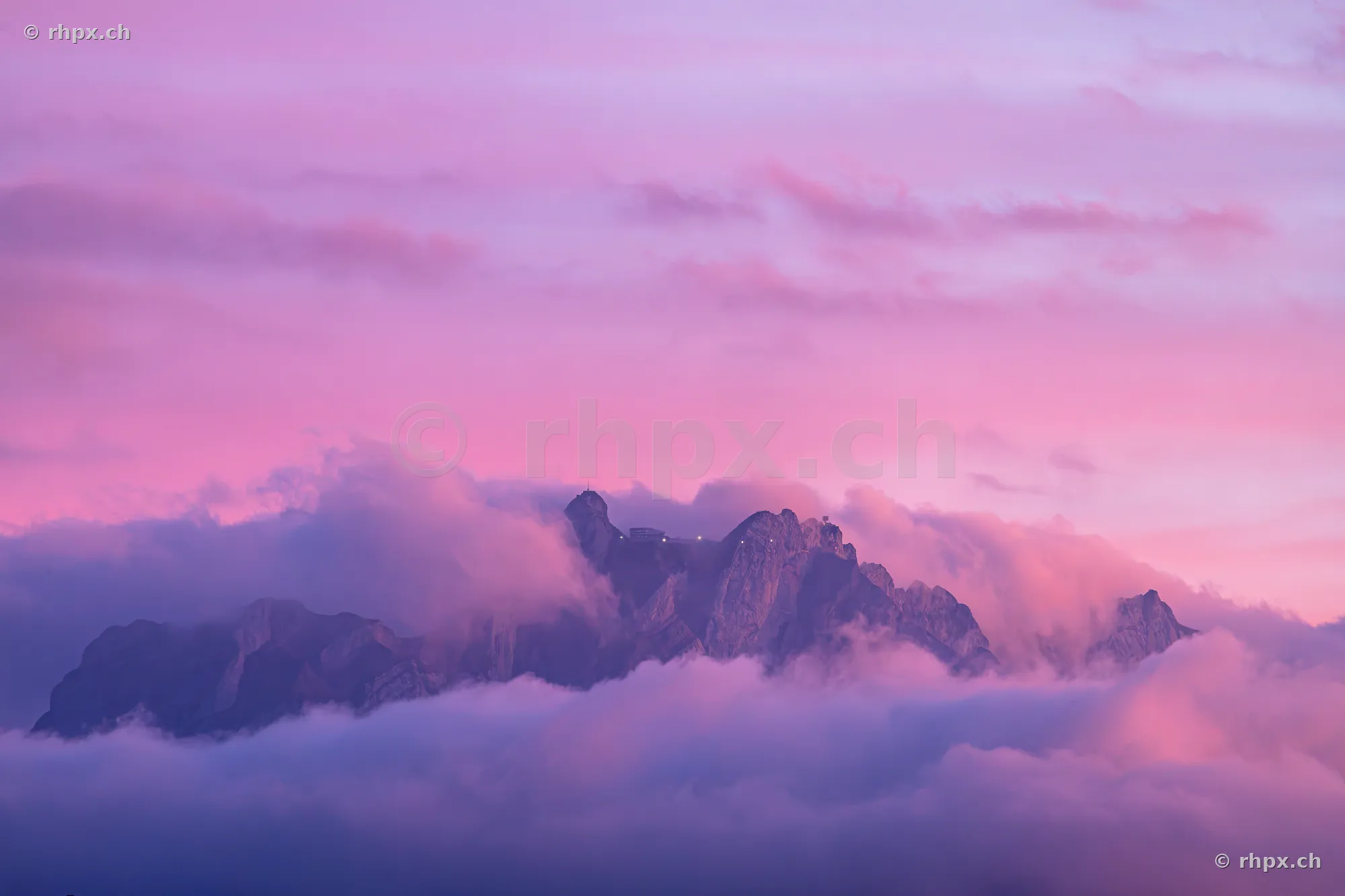 Bergkette Pilatus bei Luzern in Wolken gehüllt während des Abendlichts