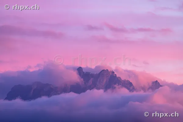 Bergkette Pilatus bei Luzern in Wolken gehüllt während des Abendlichts