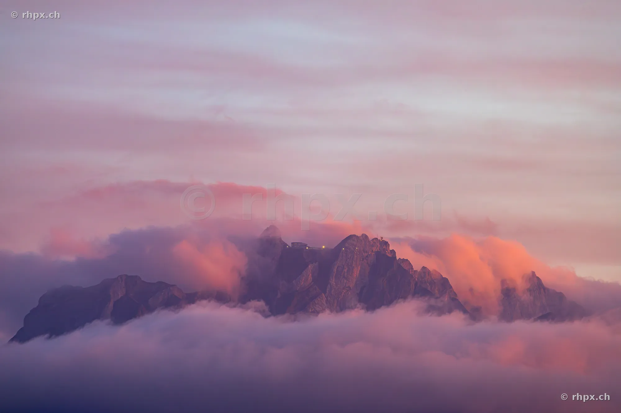 Bergmassiv Pilatus in Zentralschweiz umgeben von Nebelschwaden im abendlichen Licht