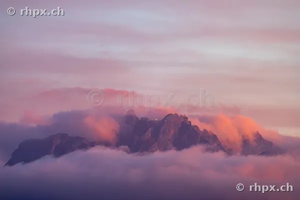 Bergmassiv Pilatus in Zentralschweiz umgeben von Nebelschwaden im abendlichen Licht