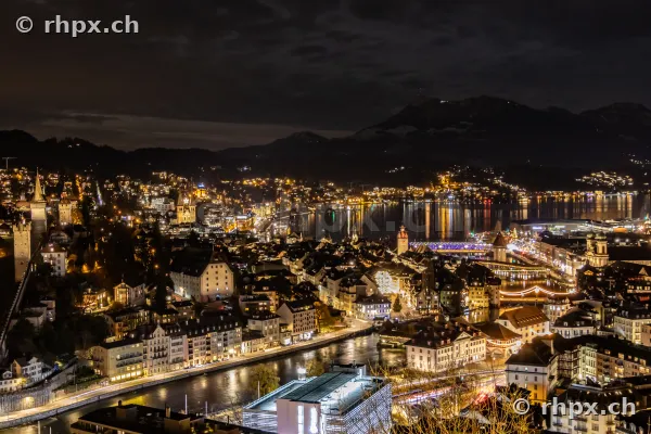 Nachtaufnahme von Luzern mit weihnachtlicher Beleuchtung und Blick auf Reuss und Vierwaldstättersee