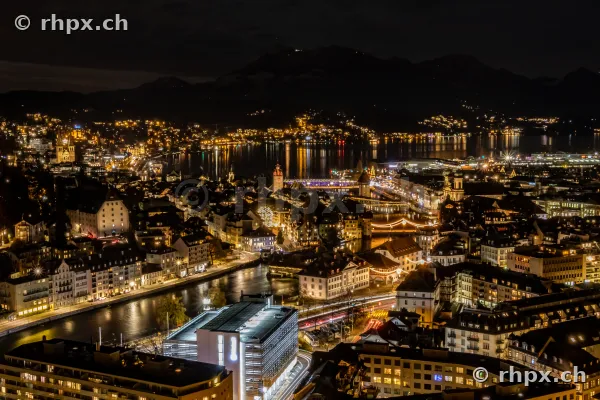 Nächtlicher Blick auf die weihnachtlich beleuchtete Altstadt von Luzern mit Reuss und Vierwaldstättersee