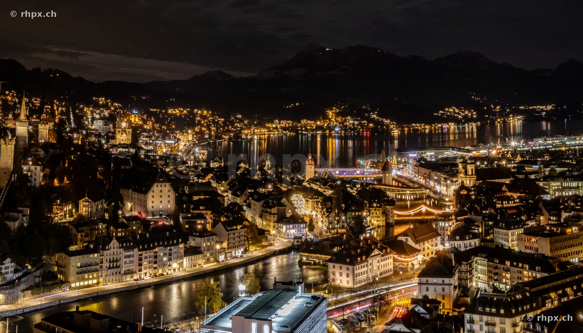Nächtliche Luftaufnahme der Stadt Luzern mit weihnachtlicher Beleuchtung am Vierwaldstättersee