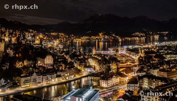 Nächtliche Luftaufnahme der Stadt Luzern mit weihnachtlicher Beleuchtung am Vierwaldstättersee