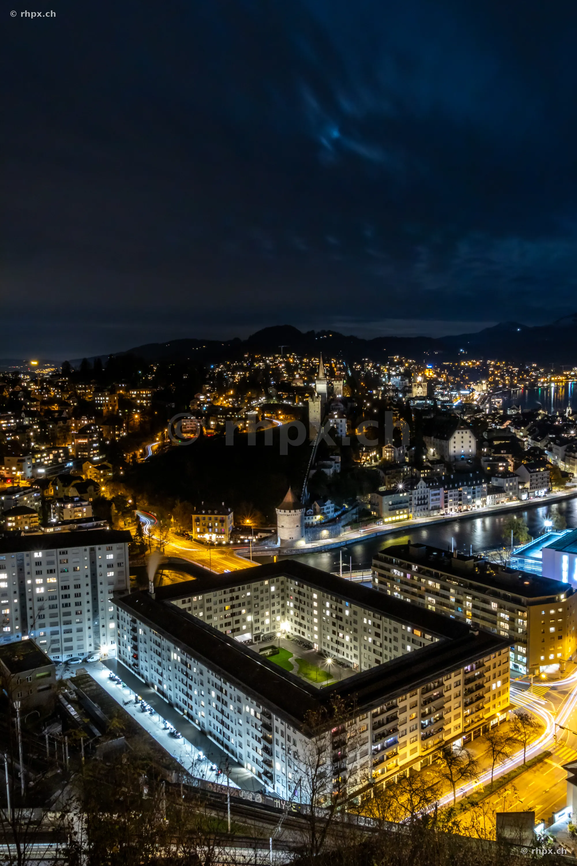 Luftaufnahme der nächtlichen Stadt Luzern mit beleuchteten Häuserzeilen