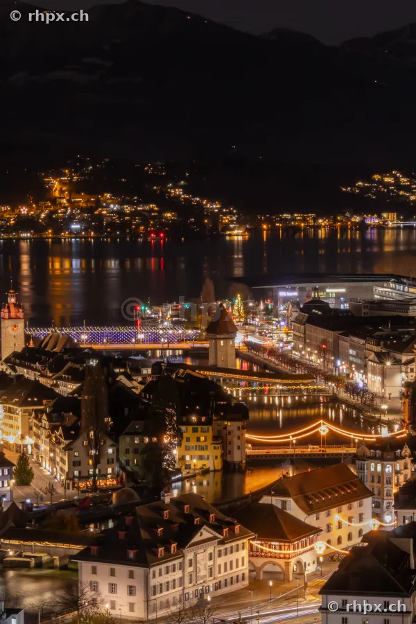 Luftaufnahme der beleuchteten Luzerner Altstadt bei Nacht zur Weihnachtszeit