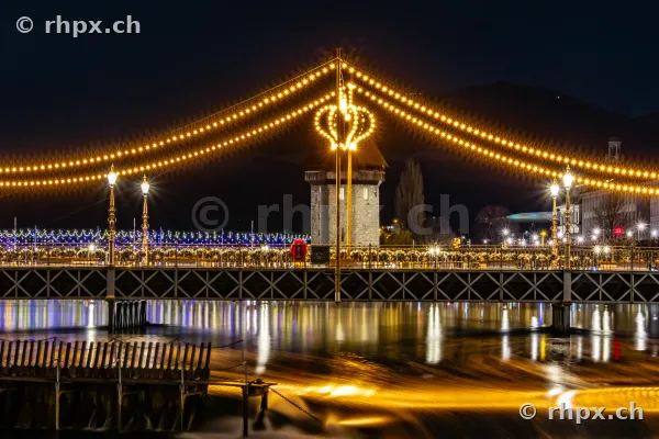 Weihnachtliche Beleuchtung der Kapellbrücke und des Wasserturms in Luzern bei Nacht