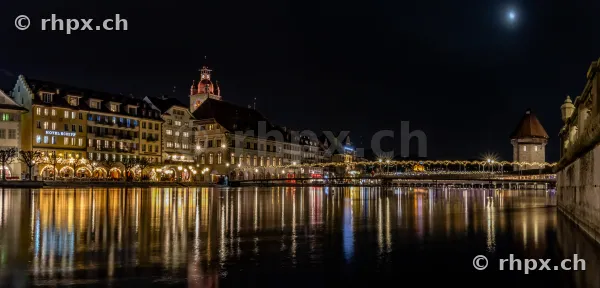 Nächtliche Uferpromenade von Luzern mit festlicher Weihnachtsbeleuchtung an der Reuss