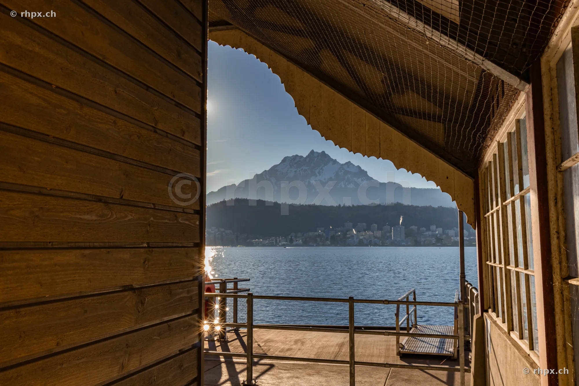 Blick durch eine offene Holzhütte auf den Pilatus und den Vierwaldstättersee