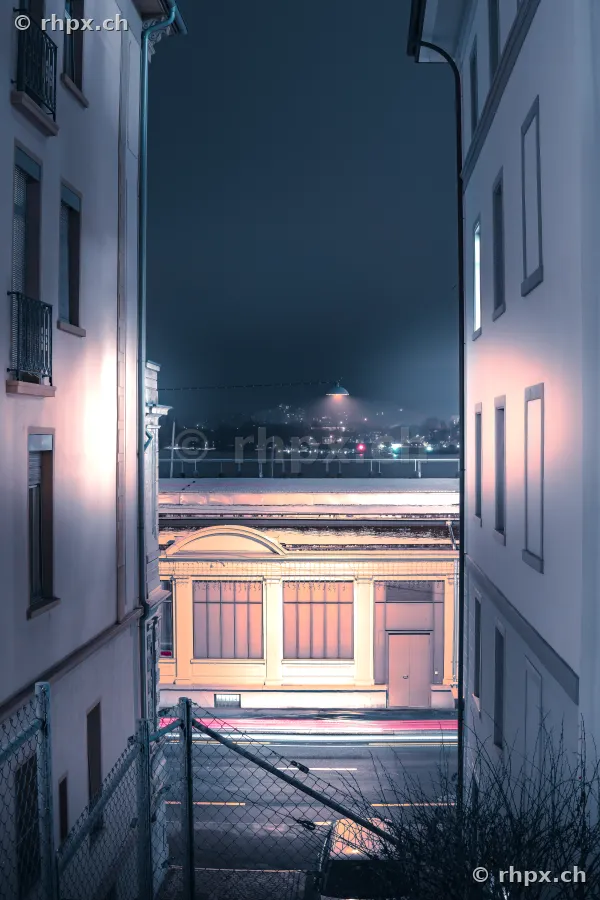 Blick durch eine Gasse auf ein beleuchtetes Gebäude während des Lilu Lichtfestivals in Luzern
